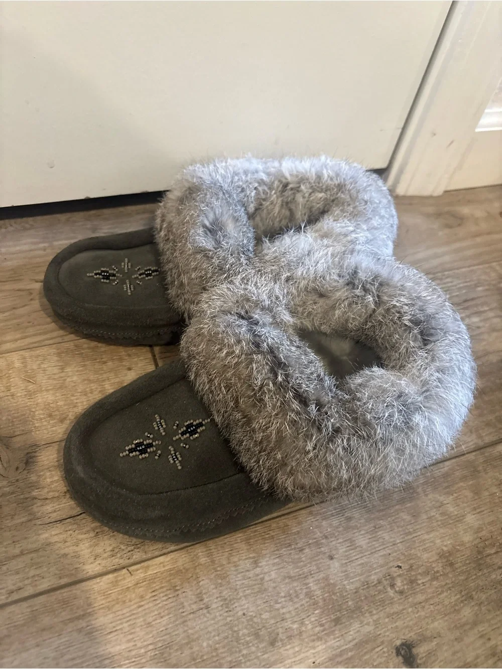 Manitobah Rabbit Fur Trim Gray Beaded Moccasin Slippers Kids Size 3